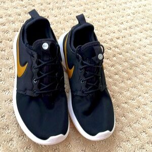 Nike ID Roshe Black/Gold Size 8.5